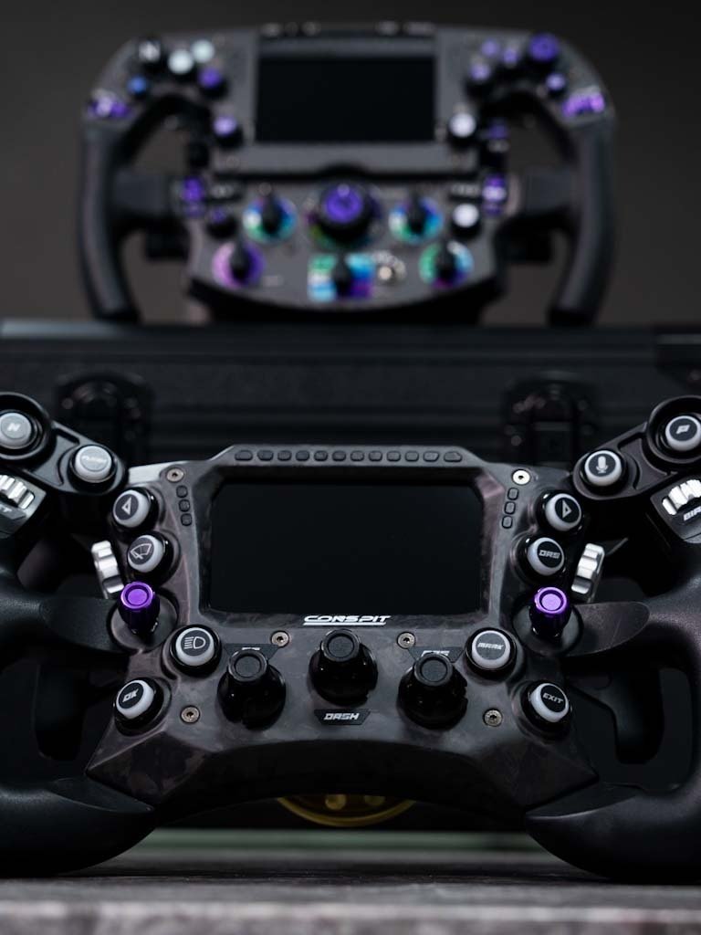 Conspit direksiyon satın al, Conspit Türkiye, Conspit sim racing, Conspit wheel, Conspit direksiyon fiyatları, Conspit sim racing ekipmanları arayan kullanıcılar için en doğru bilgi kaynağı, orijinal ürün garantisi ve teknik destek sunan satış noktalarıdır. Conspit direksiyon modelleri, profesyonel sim racing kullanıcıları için geliştirilmiş yüksek kalite mühendislik, güçlü malzeme yapısı ve ileri seviye kontrol teknolojileriyle öne çıkar. Conspit Türkiye üzerinden yapılan alışverişlerde ürün uyumluluğu, yazılım desteği ve teknik danışmanlık büyük avantaj sağlar.