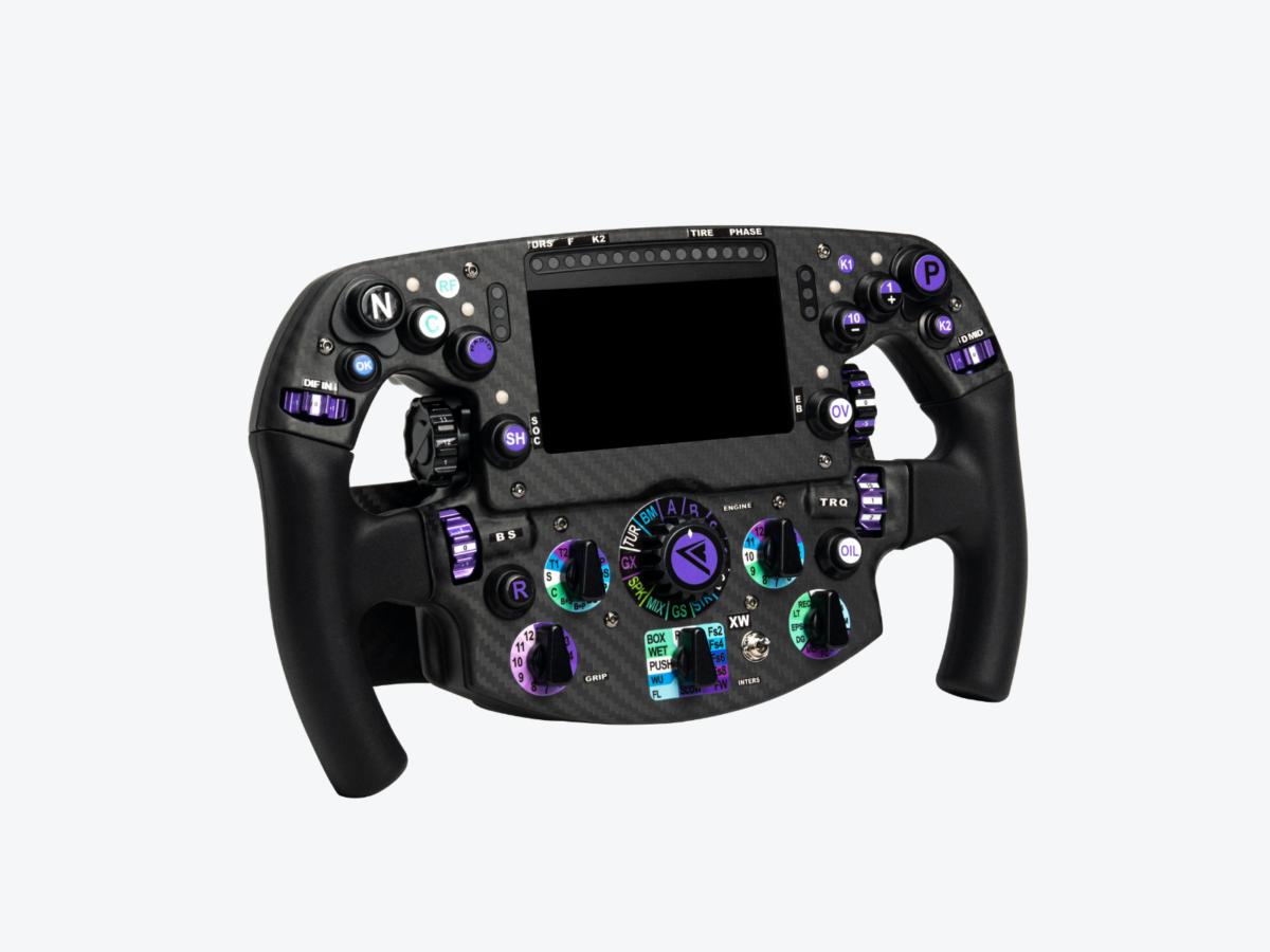 CONSPIT PW1, karbon fiber gövdesi, dual-mod clutch sistemi ve CDP Quick Release yapısıyla sim racing dünyasının en gelişmiş Formula direksiyonudur. Yalnızca 500 adet üretilmiştir. conspit pw1 formula direksiyon, karbon fiber sim racing direksiyon, profesyonel formula wheel, limitli üretim direksiyon, en iyi sim direksiyon 2025